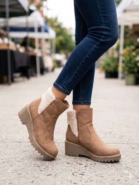 Women's Size 9 Brown Sherpa Trim Wedge Ankle Boots Lug Sole Side Zipper Booties